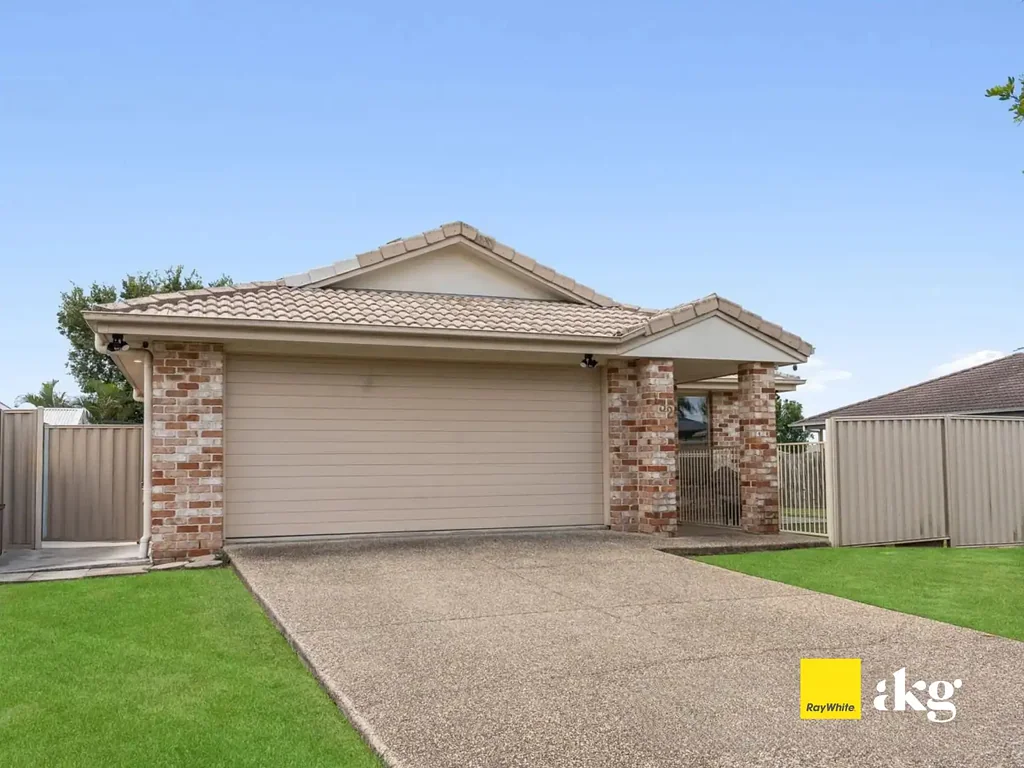 Renovated Family Living with Dual Side Gate Access, Solar & Mountain View Backdrop
