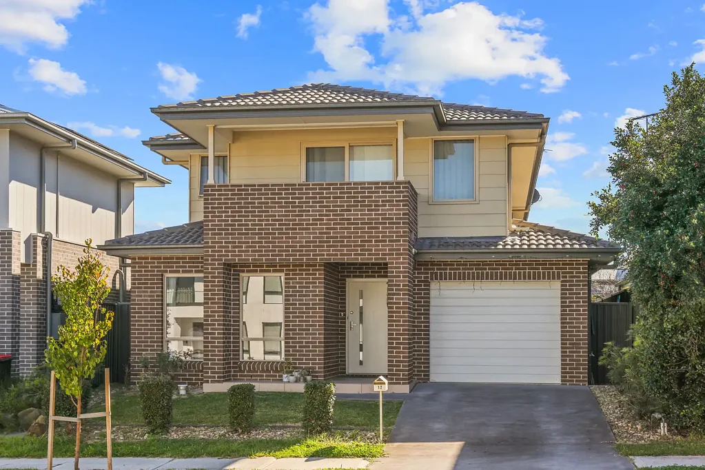 Schofields 4Habitaciones STUNNING FOUR-BEDROOM FAMILY HOUSE WITH GARAGE IN A PREMIUM LOCATION FOR SALE