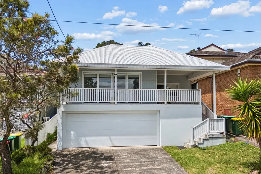 Caringbah South 3房 时尚家庭生活，便利位置 Stylish Family Living in a Convenient Location