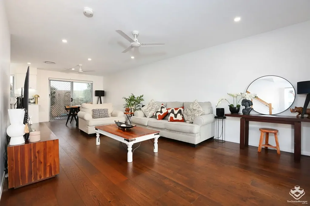 Wynnum West 4房 Wynnum Heights宽四卧联排 现代高端厨房 开放式生活空间 私密围栏庭院 步行便利设施 游泳池花园 Near New 4-Bedroom Townhouse  Prime Bayside Location