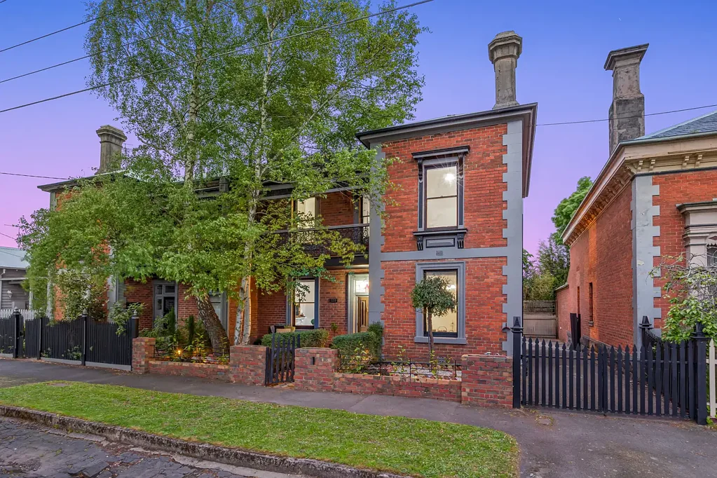 Ballarat Central 5બેડરૂમ Prime Central Locale - Close to hospitals, CBD, cafes & schools with off-street parking!