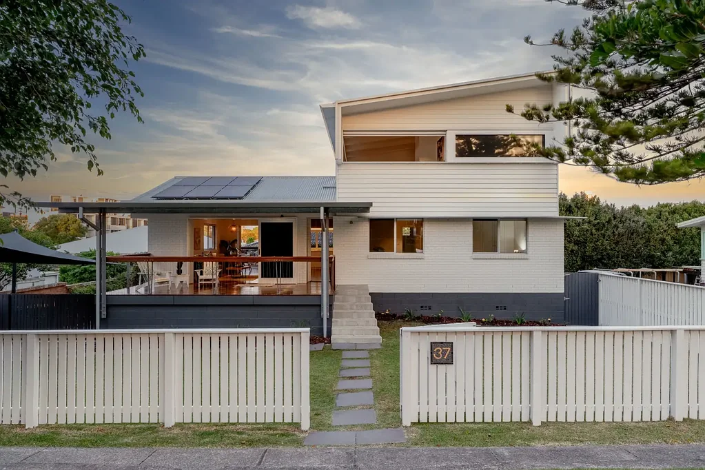 Labrador 4ਬੈੱਡਰੂਮ ARCHITECTURALLY REDESIGNED COASTAL HAVEN IN A SOUGHT AFTER STREET