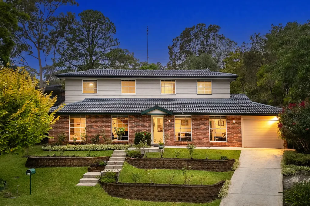 Berowra 4房 卓越双层砖房 4卧带内置衣柜 现代浴室 宽敞花岗岩厨房 高品质电器 丰富储物空间 充足自然光 树木花园绿地 宽敞私密草坪后院 遮盖户外凉亭 精心打理花园 单车库 便利位置 近商店学校公园交通 Spacious Family Home