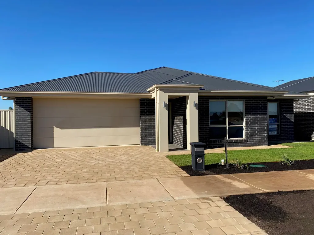 BEAUTIFUL MODERN 4 BEDROOM HOME