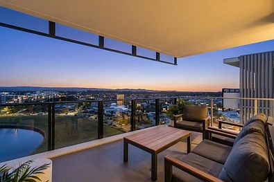 Biggera Waters 3房  Executive corner apartment with spacious balcony and panoramic views.