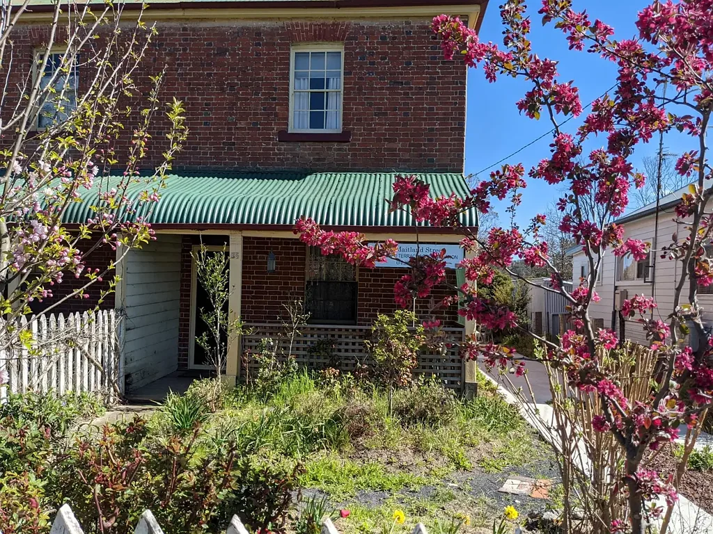 FURNISHED CHARACTER 2 BEDROOM HOME