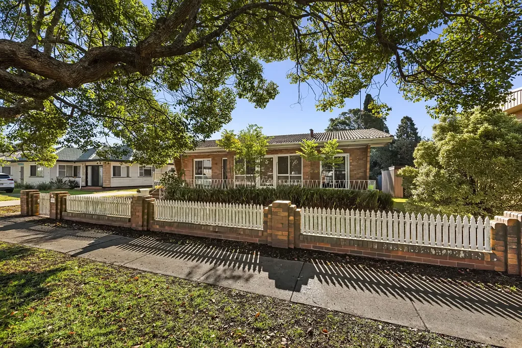 Newtown 3房 实用家庭住宅 砖结构 高天花板 宽敞卧室 全围栏后院 邻近学校 Clifford Gardens Ideal Home or Investment