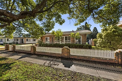 Newtown 3房 实用家庭住宅 砖结构 高天花板 宽敞卧室 全围栏后院 邻近学校 Clifford Gardens Ideal Home or Investment