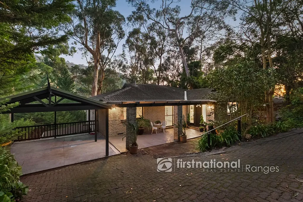 Upper Ferntree Gully 4房 超乎想象——Hills黄金地段的宽敞家庭住宅 More Than Meets the Eye – Spacious Family Living in a Prime Hills Location