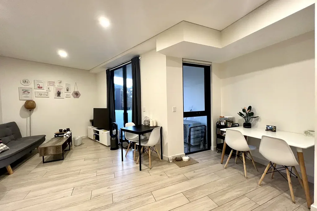 Fully Furnished with One parking space In The Heart of Ashfield, Be the 1st to inspect!!!