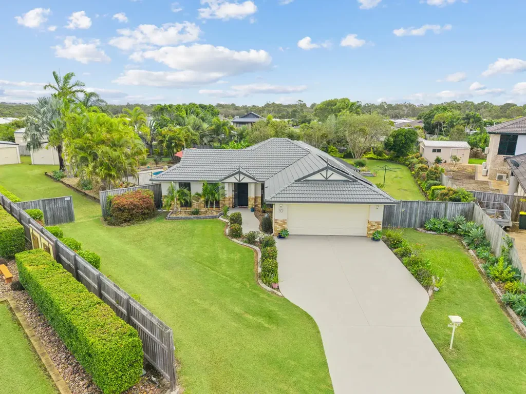 Wondunna 4房  HALF AN ACRE WITH SPACIOUS HOME, PRIVATE GARDENS, POOL, SHEDS AND FLEXIBLE LIVING