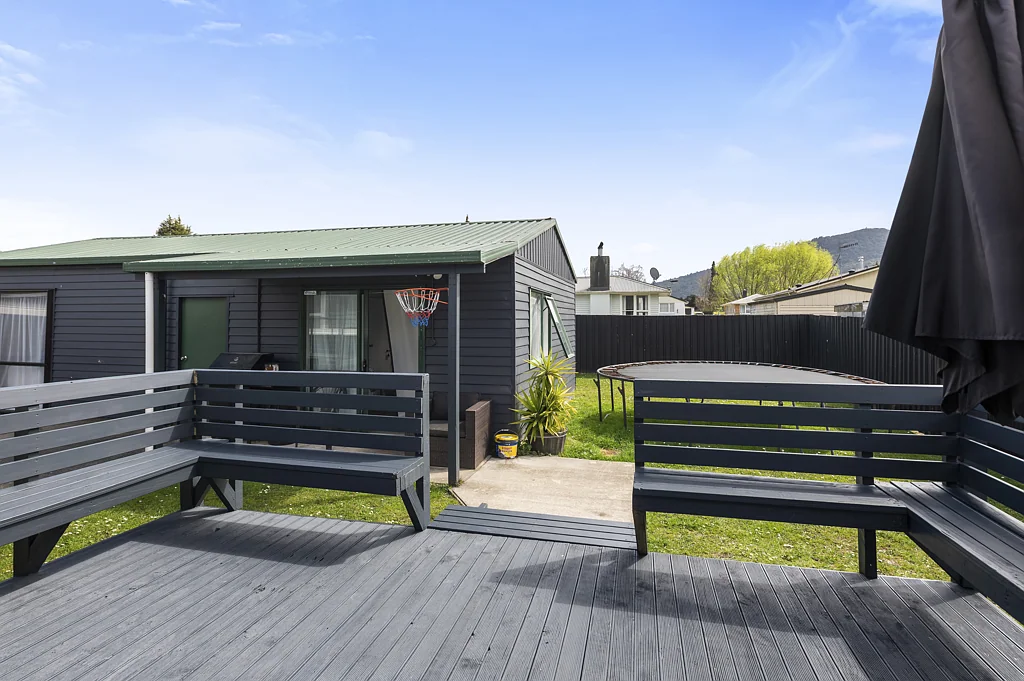 Fordlands 3chambre Deck, Yard, and a New Roof - What's Not to Love?