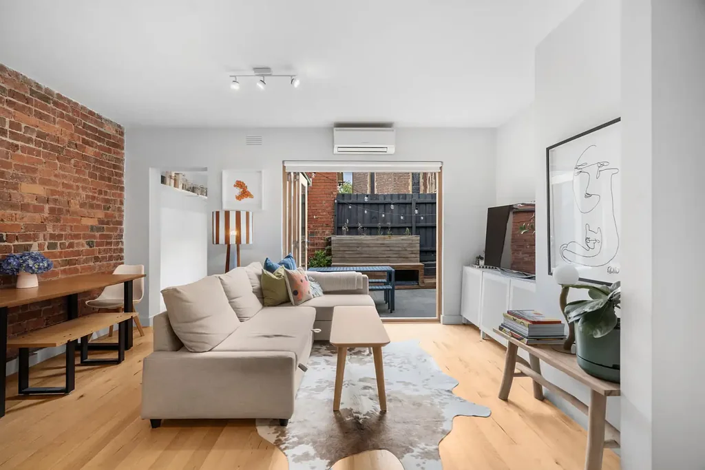 Prahran 2房 High Street电车便捷 庭院休闲雅致 指定车位双享 精美翻新随时入住 Renovated Excellence, Exceptional Courtyard