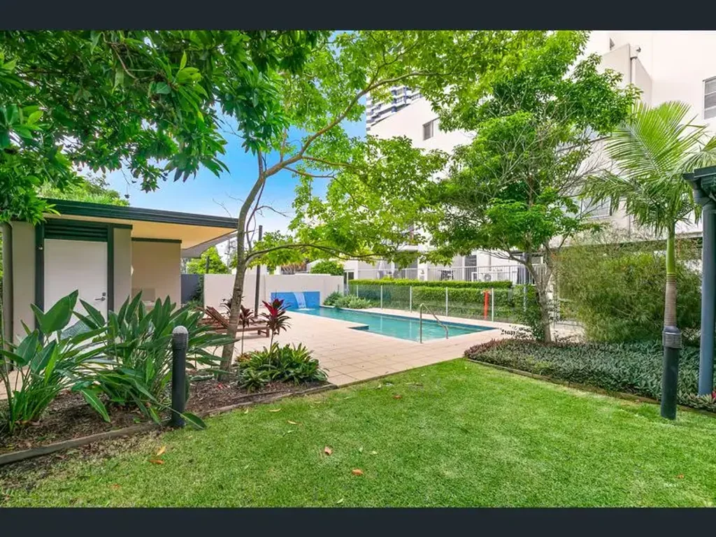 Two-Level Penthouse Apartment - One Street from the Broadwater