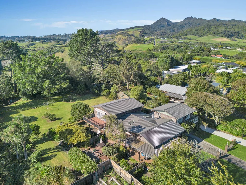 Oakura 3Habitaciones Ripe for Renovation or Development