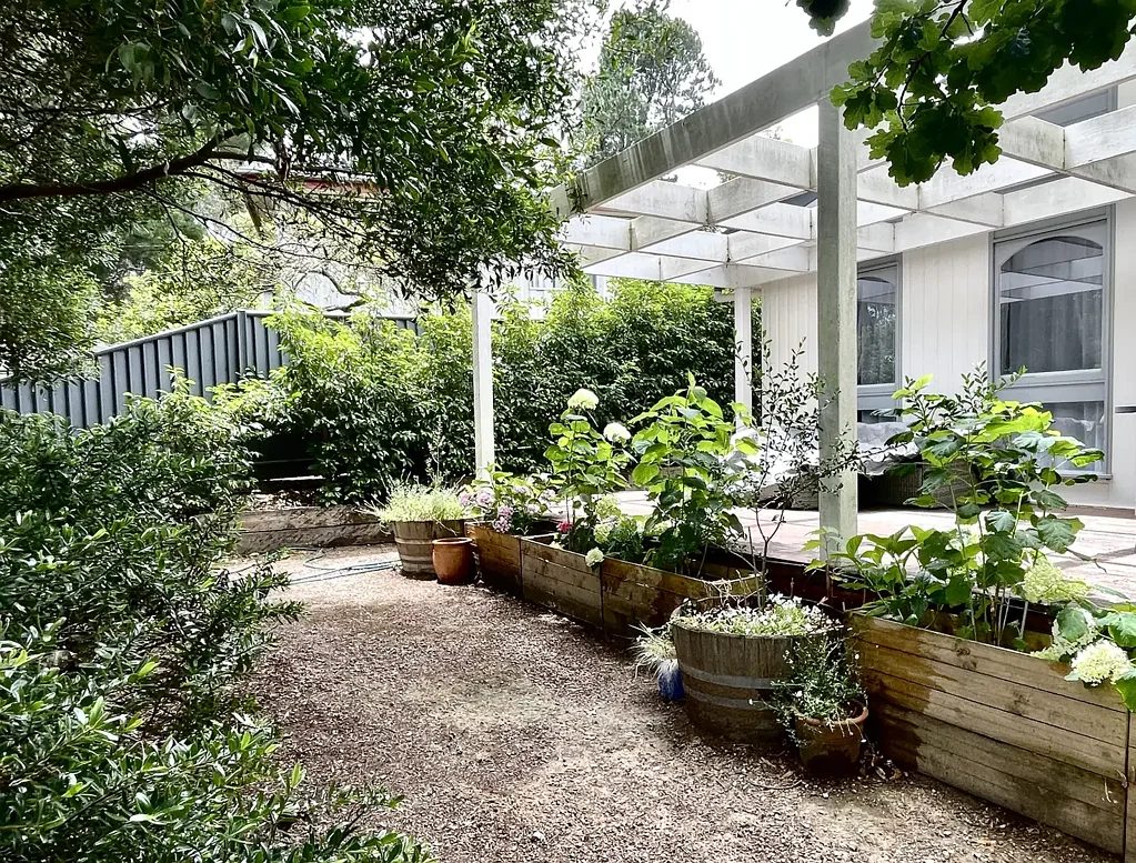 CONVENIENTLY LOCATED & LOW MAINTENANCE 3 BEDROOM HOME