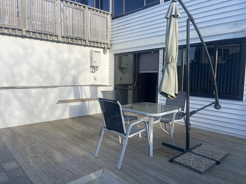 Lower level 2 bedroom furnished flat