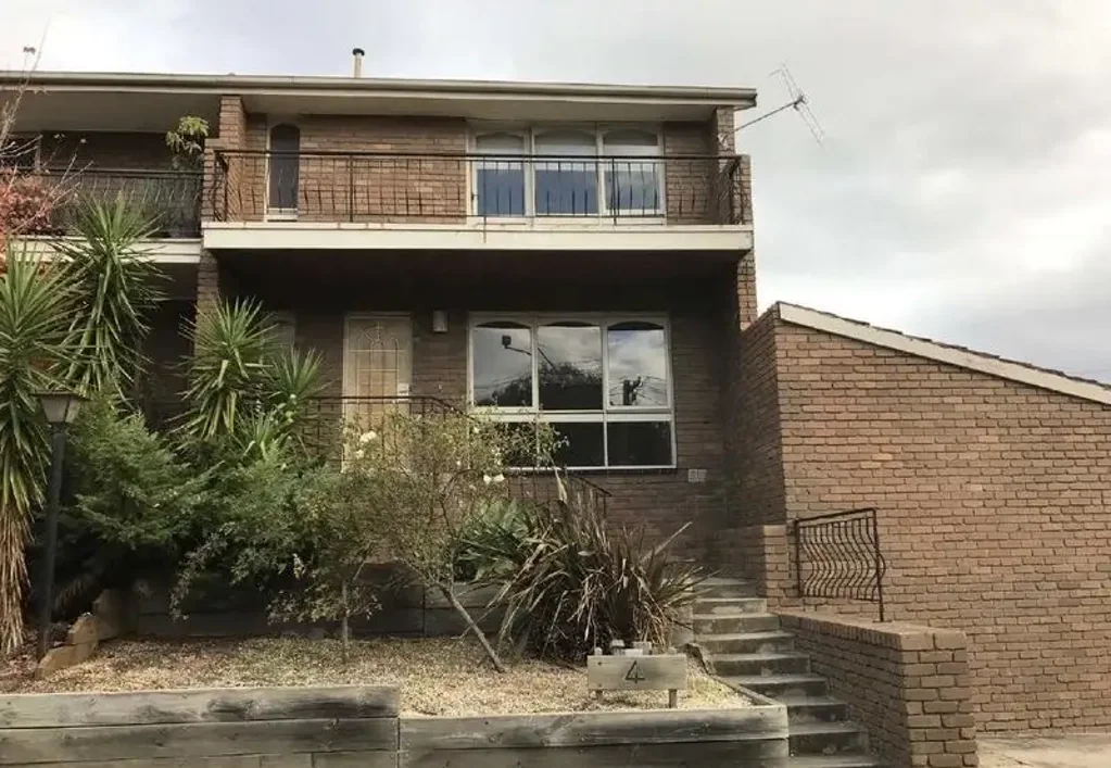 GREAT LOCATION OPPOSITE MONASH UNIVERSITY AND CLOSE TO  BAYSIDE SHOPPING CENTRE.