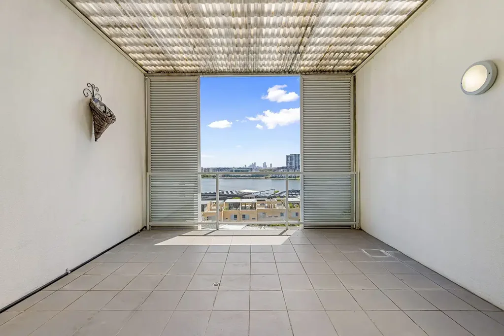 Split Level water views- $950 per week.