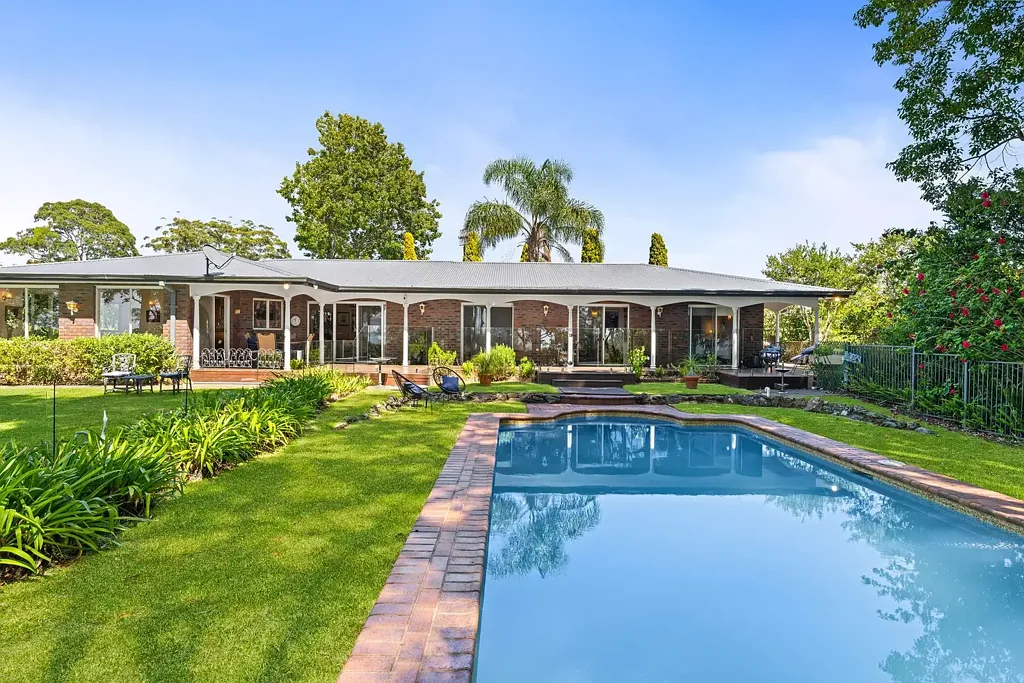 Berkeley Vale 4房  Extraordinary Offering With Huge Upside Potential - Half Acre Private Rural Setting With Residential Convenience