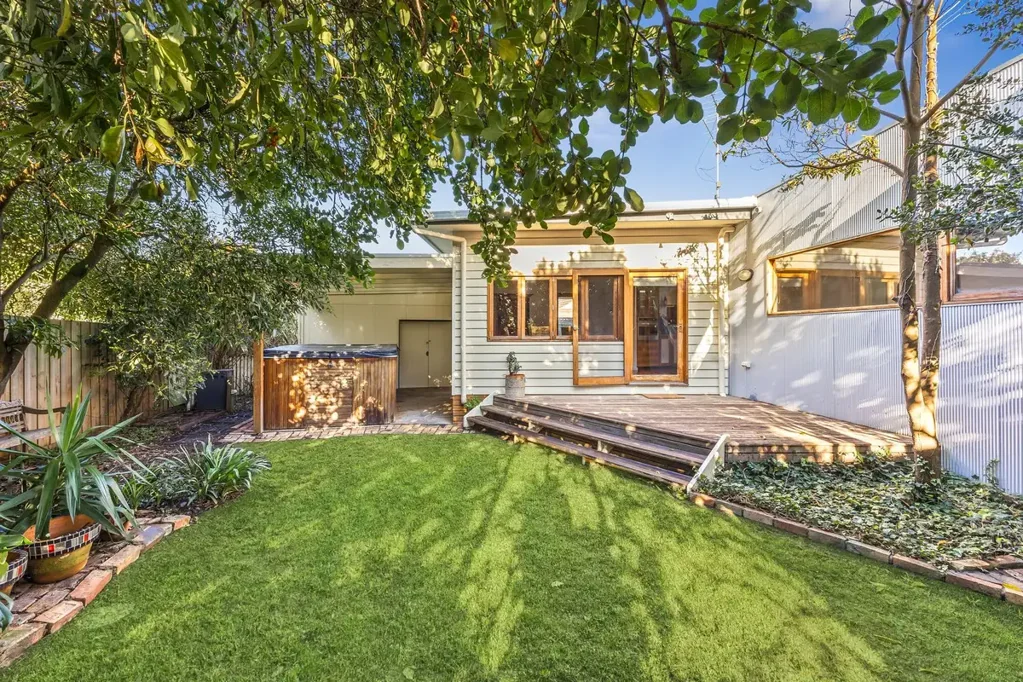 Torquay 2房  COASTAL CHARM WITH SPECTACULAR OCEAN VIEWS