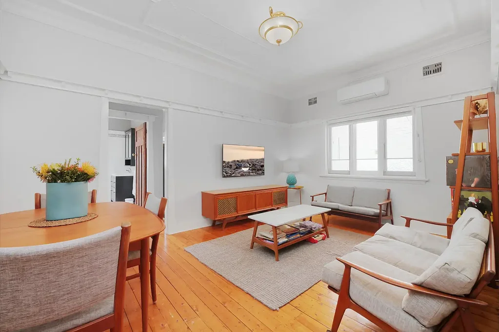 Beautifully Presented 2 Bedroom Apartment with Private Entrance