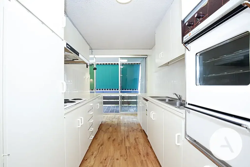 Elegant Inner-South Living – Walk to Cafés, Lake & Markets