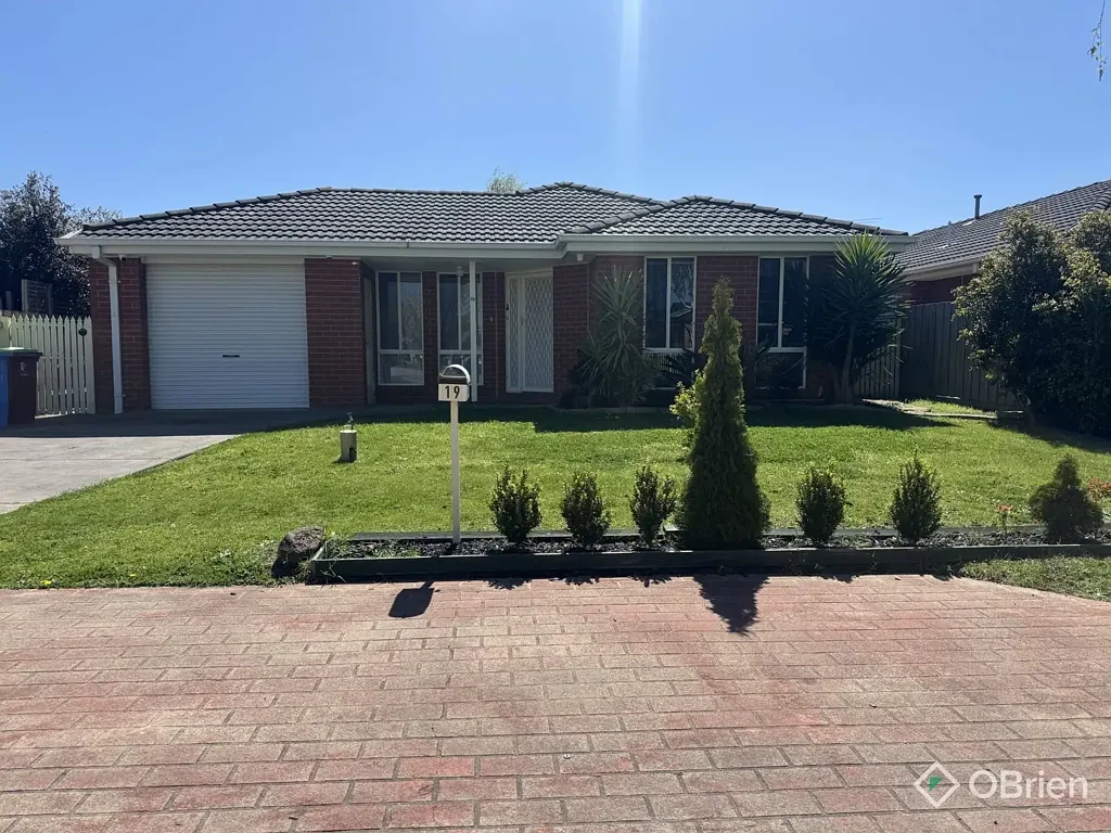 Family Home in Cranbourne West – 3 Bedrooms, 2 Baths, 1 Garages