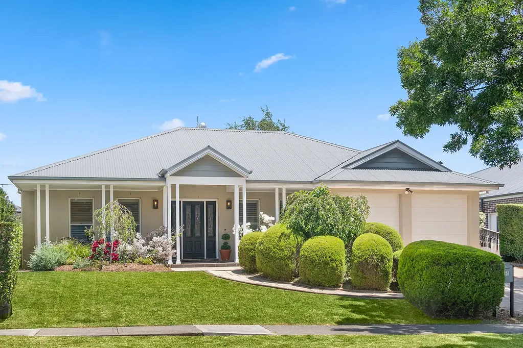 Bowral 4 Slaapkamer Beautifully Balanced, Inside and Out...