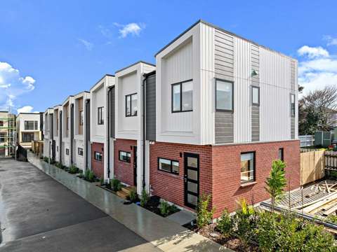 Near New Townhouse located in the LARCHWOOD complex