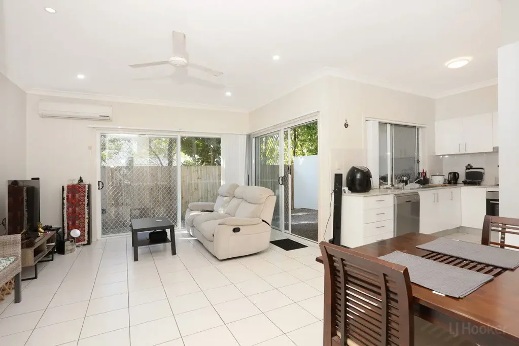 Southport 3部屋 PRICE REDUCED Stunning 3-Bedroom Townhouse in Prime Southport Location