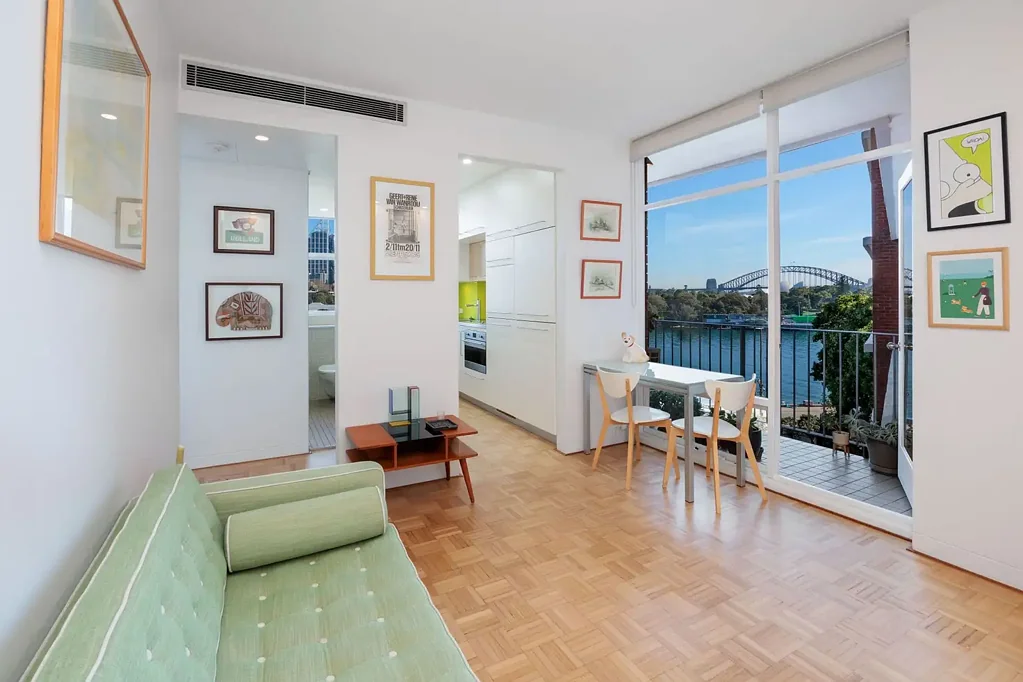 Radiant 1-Bedroom Apartment with Iconic Harbour Views
Picture-perfect outlook | Prime Potts Point location