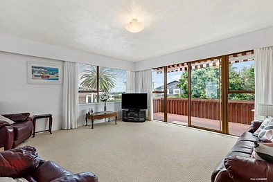 Two bedroom townhouse in Takapuna with sea views.