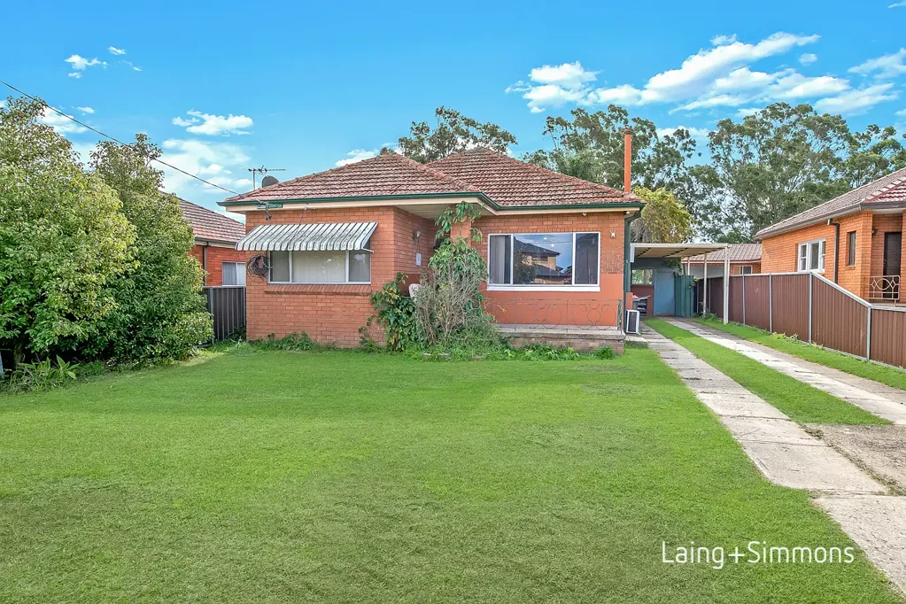 Merrylands 3房 Merrylands宽大地块 557sqm蓝筹位置 三卧带柜 浴室独立浴缸 后院藤架凉亭 娱乐区佳 停车充足 近优质学校 商圈公园 Outstanding Entry Level Opportunity