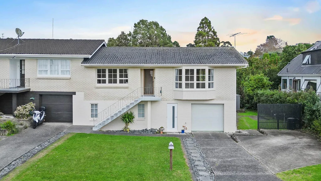 Totara Vale 2房  Attractive Colonial 2-Bedroom Gem – Space, Sty...