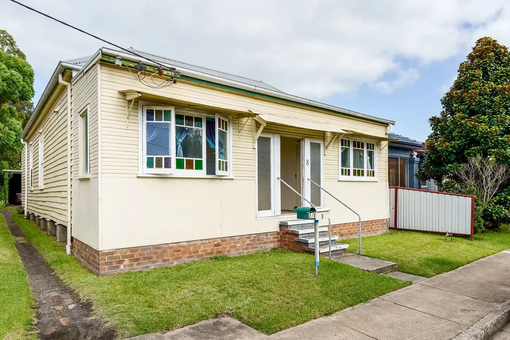 3 Bedroom House with common wall and yard