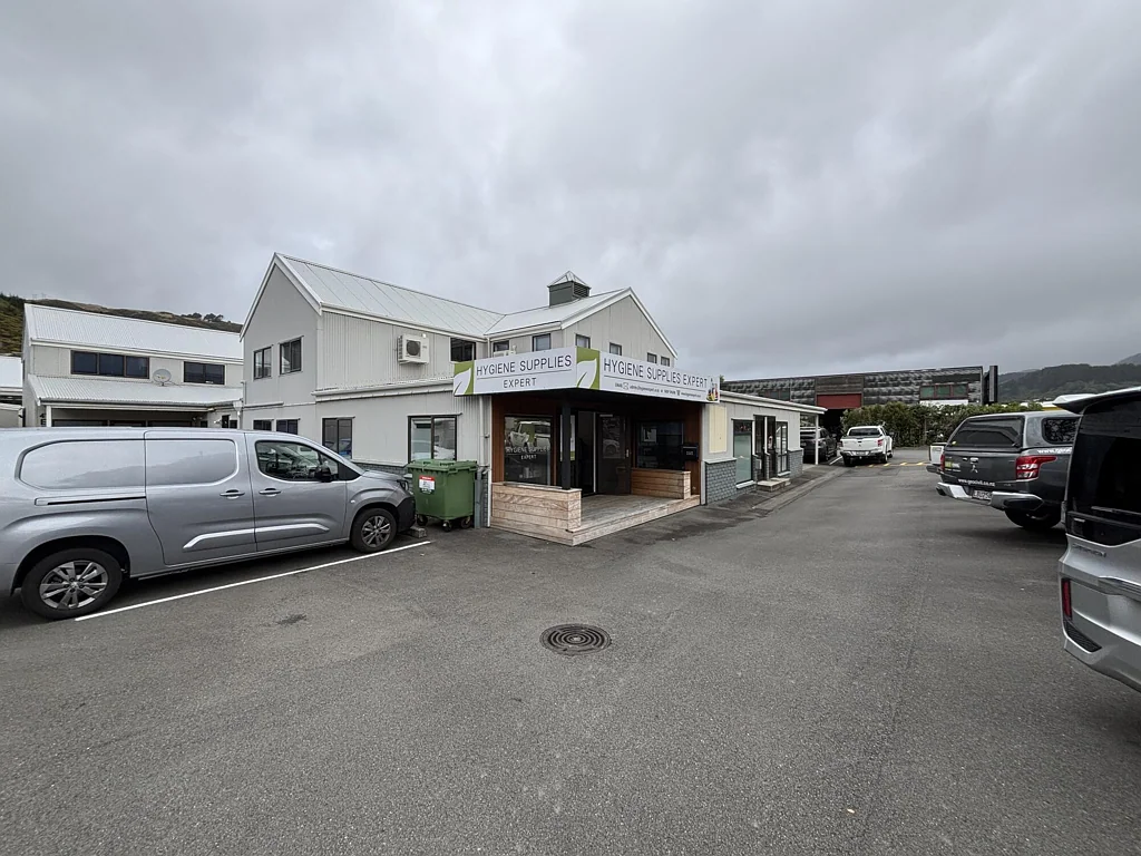Porirua High-Profile Office/Showroom in Kenepuru