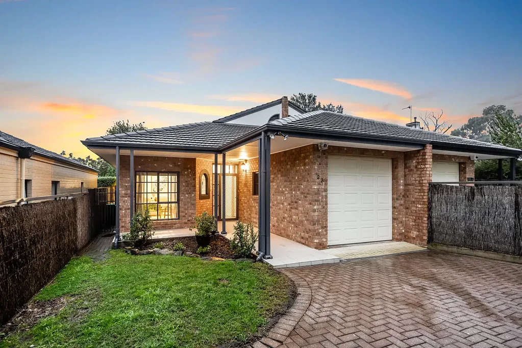 St Georges 3 Slaapkamer Stay close in a dual-level, garden-wrapped home that feels worlds away…