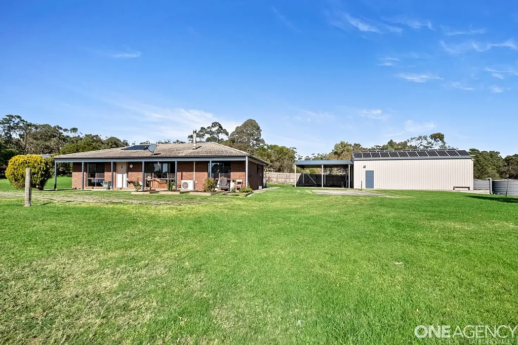 Yinnar South 3房  Lifestyle Acreage with Exceptional Shedding
