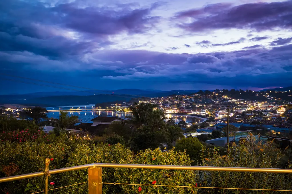 Merimbula 3房  Short Point, Single Level with Views Front & Back