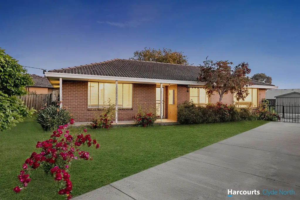 Berwick 3房 优选地段 3卧1卫 792平 近Berwick Village 火车站 公园 学校 Plans and Permit Approved for 3 Townhouses