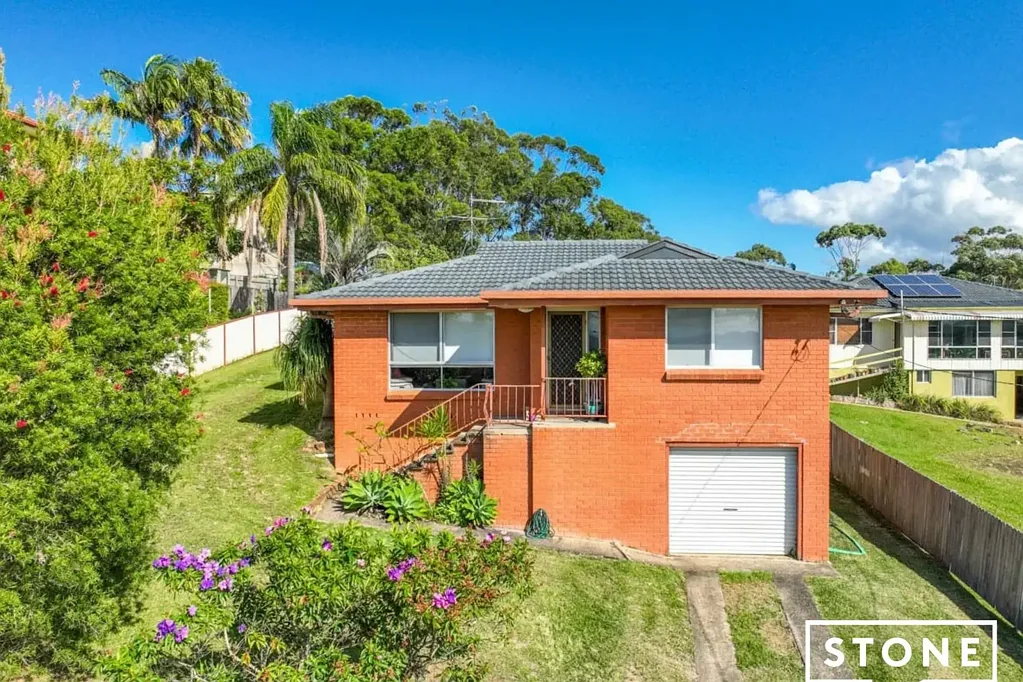 Fully furnished three bedroom home with amazing hinterland and ocean views just minutes to the Woolgoolga Town Centre and pristine beaches!