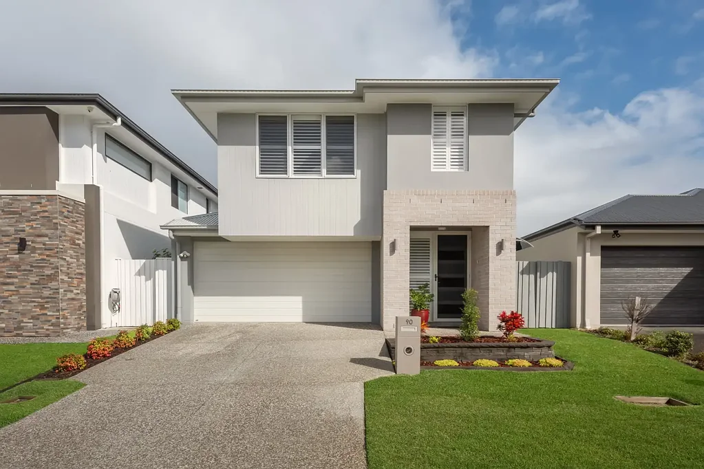 Helensvale 4 Bedroom Location Location Location, Family dream home with a pool awaits you in the Surrounds estate!