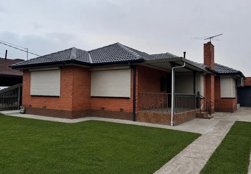 Quiet court location family home!