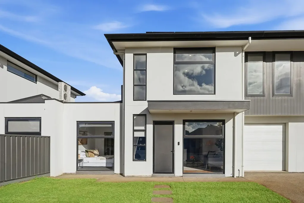 Clovelly Park 3ห้องนอน Stylish Family Living with Solar Efficiency & Brand-New Outdoor Entertaining