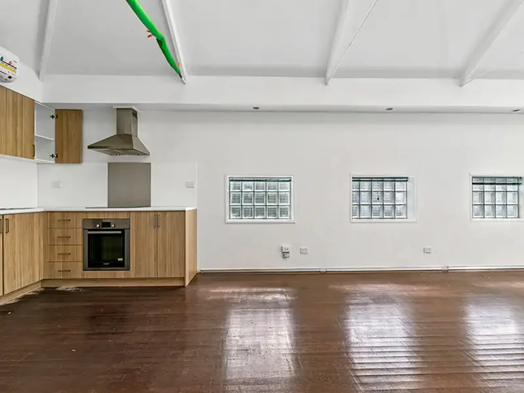 ACCESS ON PARK STREET - Spacious Split-Level Apartment incl power