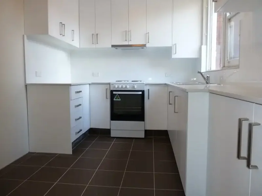 RARE LOCK UP GARAGE & INTERNAL LAUNDRY
BIG APARTMENT. QUALITY SECURITY BUILDING.