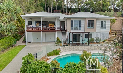 Little Mountain 5 Bedroom Elevated Family Entertainer - Stunning Coastal Outlook - Dual Living Potential