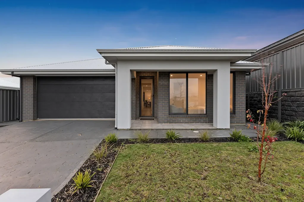 Mount Barker 4Kwarto The Complete Package: Solar, Battery, Style, and Seamless Indoor-Outdoor Living