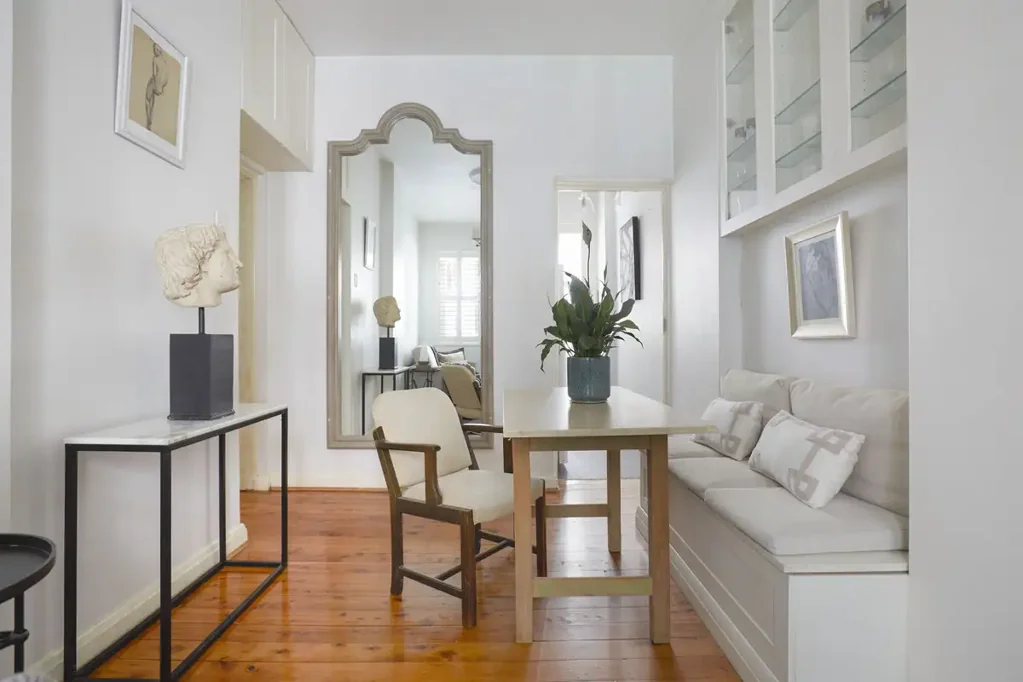 Elegant city apartment in boutique block